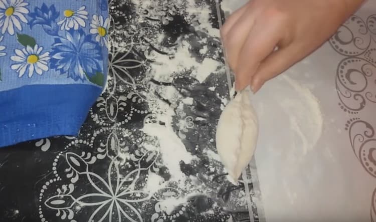 Prindeți marginile plăcintei.