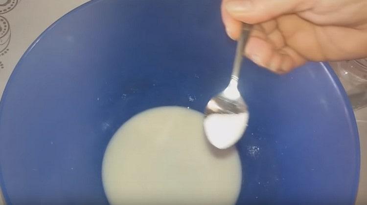 Se adaugă sare și zahăr, se amestecă.