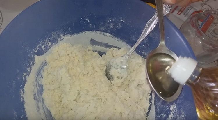 După ce amestecați aluatul, adăugați ulei vegetal.