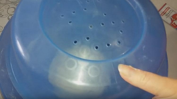 Acoperiți aluatul cu un bol sau prosop și lăsați să vină.