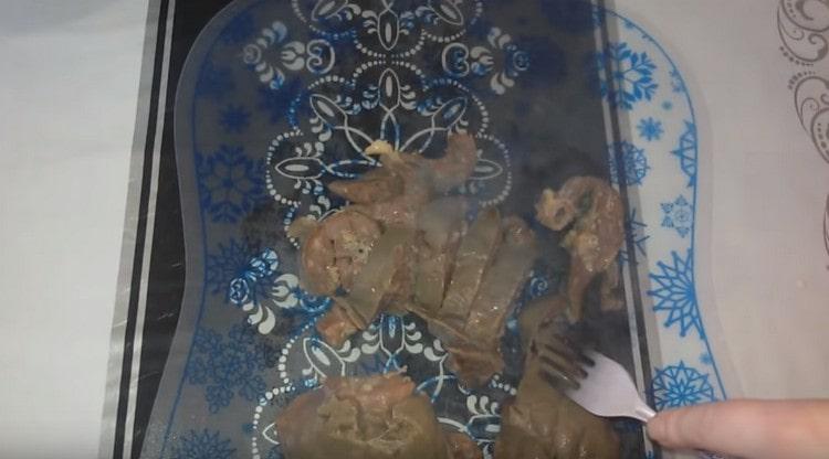 Gătim carnea de vită până este gata și o tăiem în bucăți.