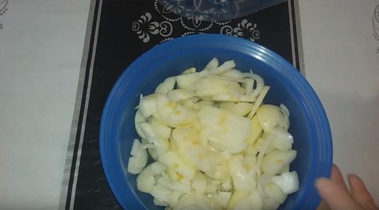 Taiem ceapa in jumatate de inele.