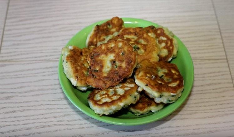 Příprava takových líných koláčů s cibulí a vejci není obtížná.