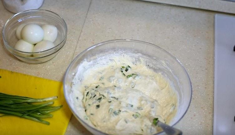 Do těsta přidejte cibuli a promíchejte.