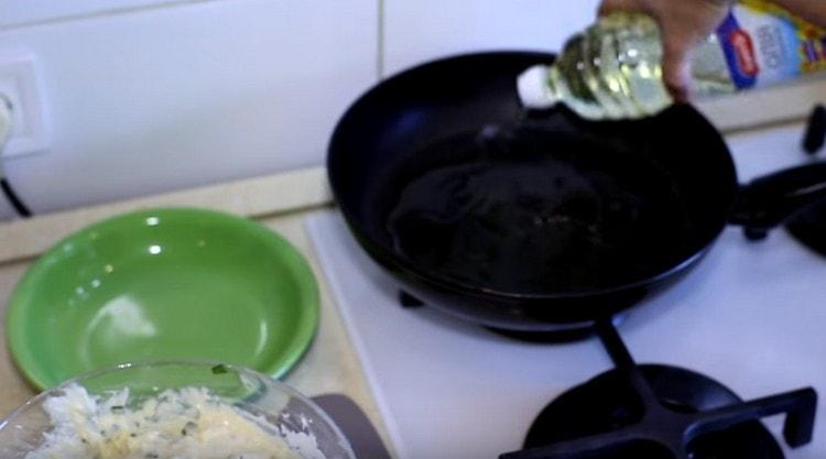 Hřejeme pánev, nalijeme rostlinný olej.