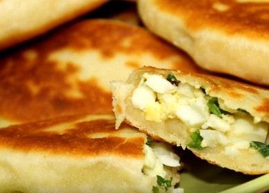 Gătit plăcinte prăjite cu ceapă și ouă conform unei rețete pas cu pas cu o fotografie.