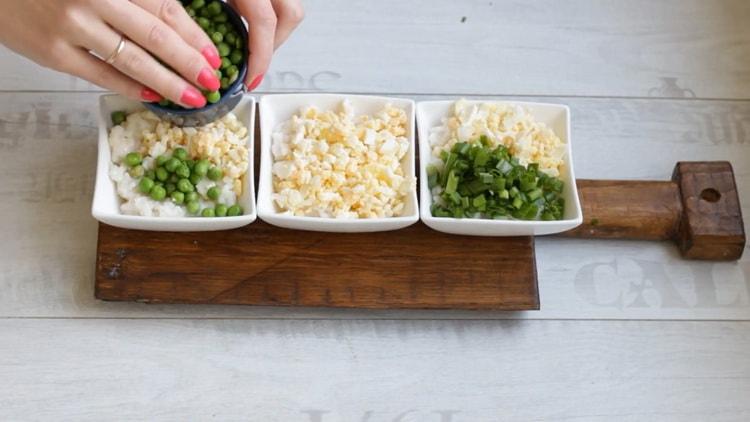 Para hacer pasteles de arroz y huevo, prepare el relleno