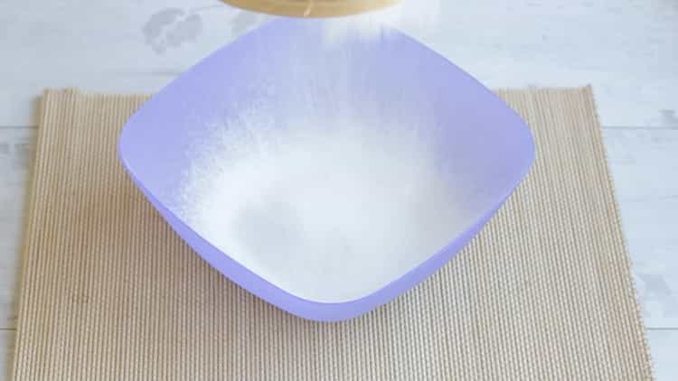 Para hacer pasteles de arroz y huevo, prepare los ingredientes.