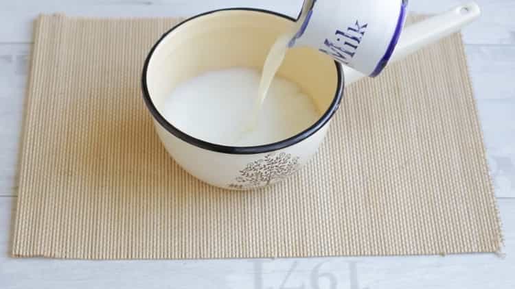 Para hacer pasteles de arroz y huevo, mezcle los ingredientes.