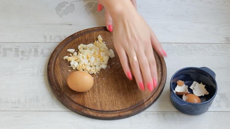 Para hacer pasteles de arroz y huevo, corte los huevos