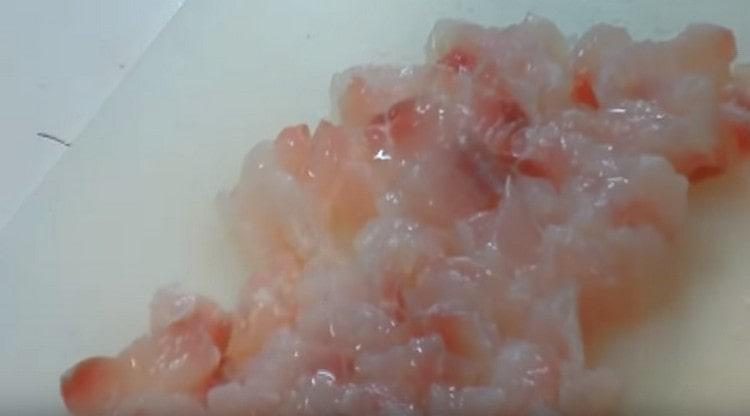 Salez les morceaux de poisson, versez-les sur le jus de citron.