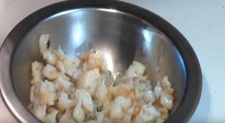 Le remplissage de poisson devrait refroidir complètement.