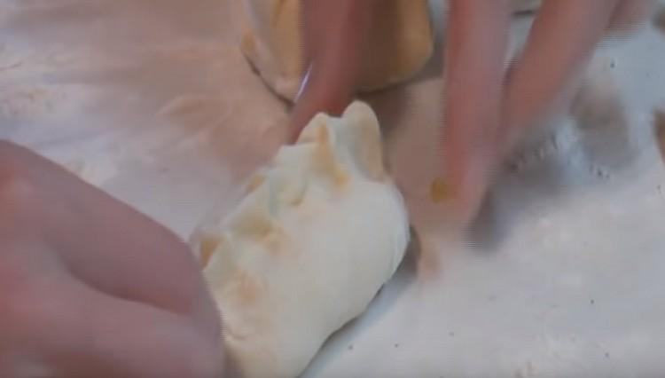 Pincez les bords de la tarte.