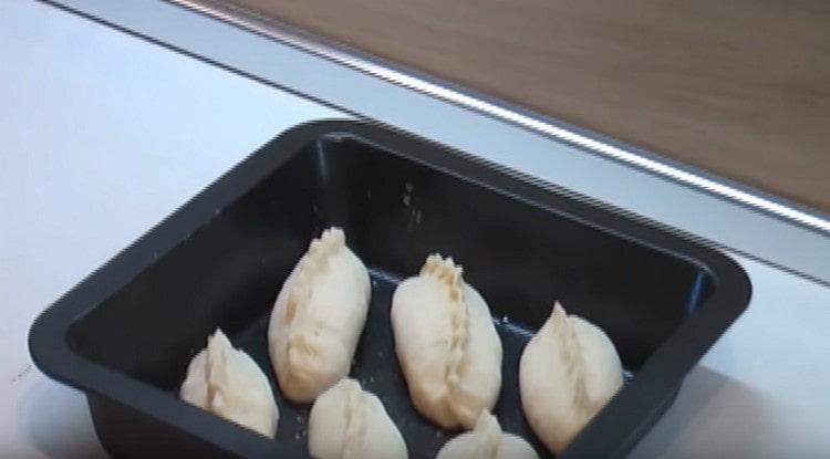 Placez les tartes sur une plaque à pâtisserie.