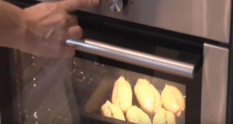 Nous mettons une plaque à pâtisserie avec des tartes au four.