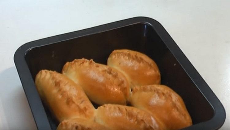 Les tourtes de poisson parfumées sont prêtes.