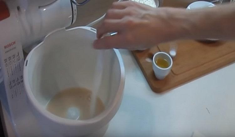Ajouter le sucre et le sel à la masse de levure.