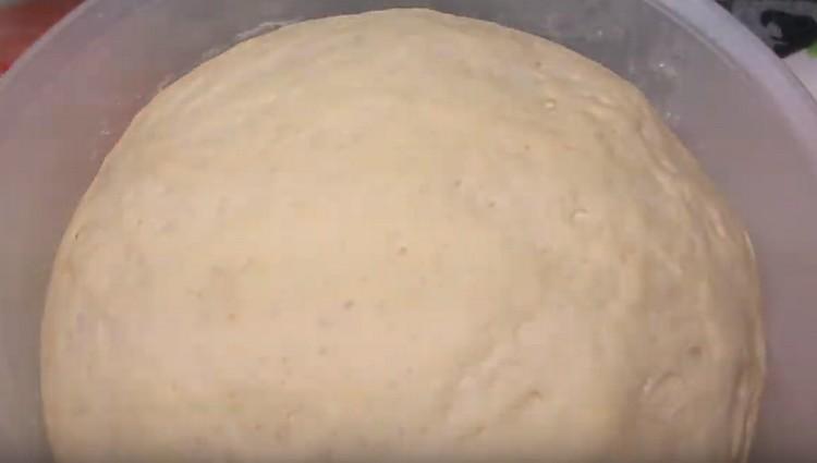 Слагаме тестото на топло място, така че да втаса добре.