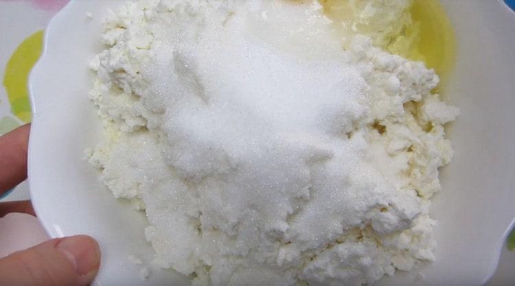 Добавете захарта и яйцето към изварата.