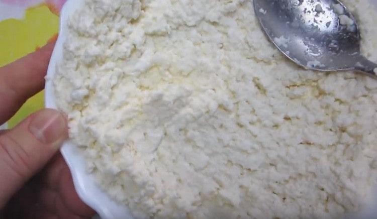 Смесете пълнежа до гладкост.