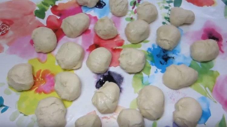 Топките за тесто трябва да легнат и да се вдигнат малко.