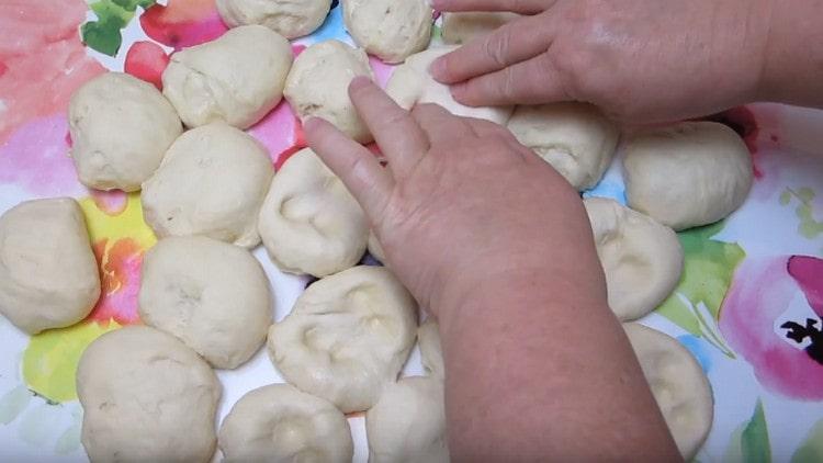 С всеки пръст правим малка депресия.