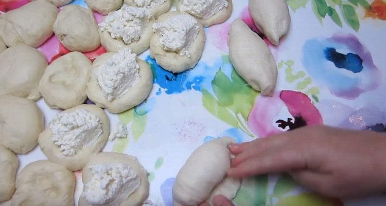 Защипваме краищата на тестото, оформяйки пайове.