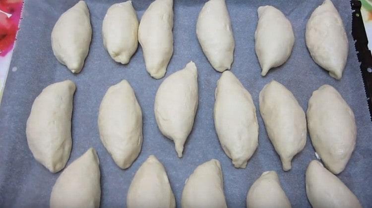 Разпределяме оформените пайове върху хартия за печене, покрита с хартия за печене.