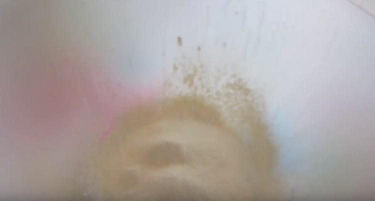 Пресейте брашното.