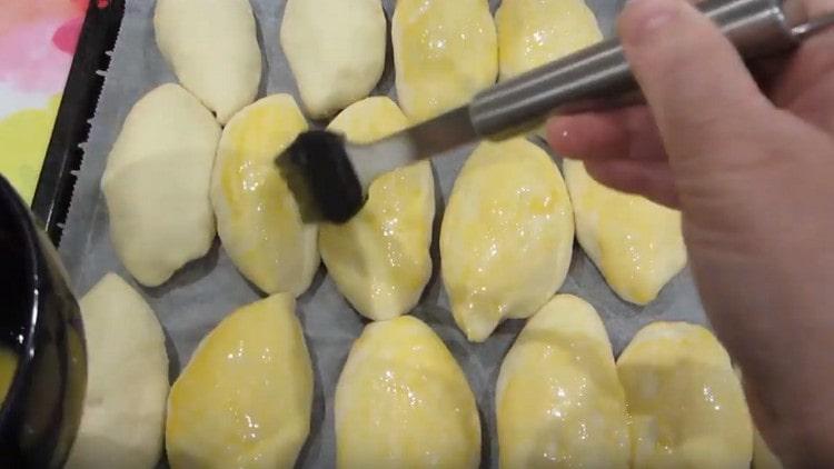 Намазваме пайовете с разбит жълтък.