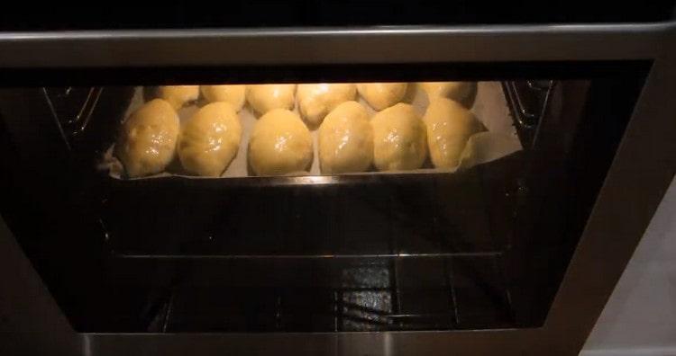 Изпращаме тавичка за печене с пайове във фурната.