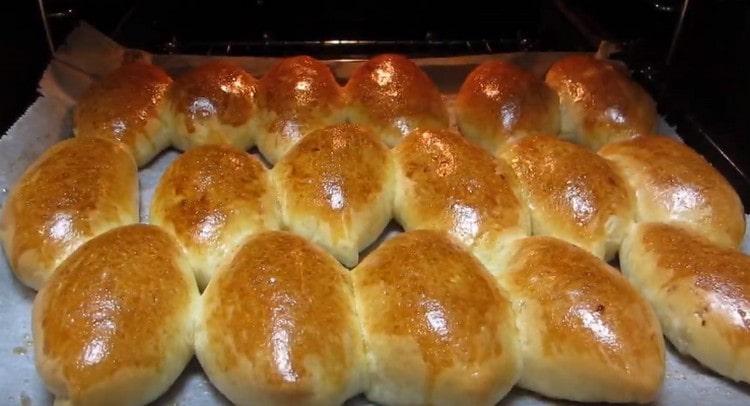 Както можете да видите, готвенето на такива вкусни торти с извара във фурната изобщо не е трудно.