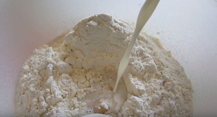 Добавяме и захар и топло мляко.