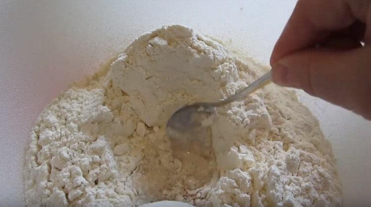 Леко смесете компонентите заедно.