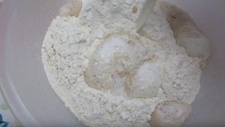 След няколко минути тестото ще втаса, добавете към него топло мляко.