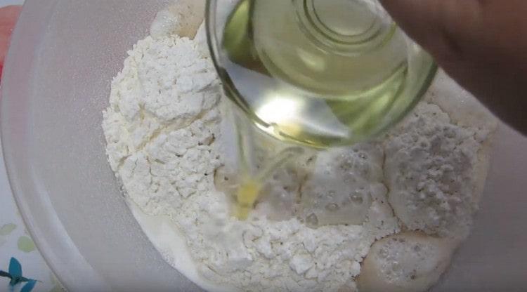 Добавяме и растително масло и сол.