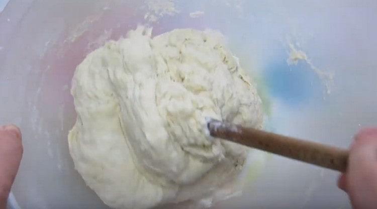 Замесете тестото.