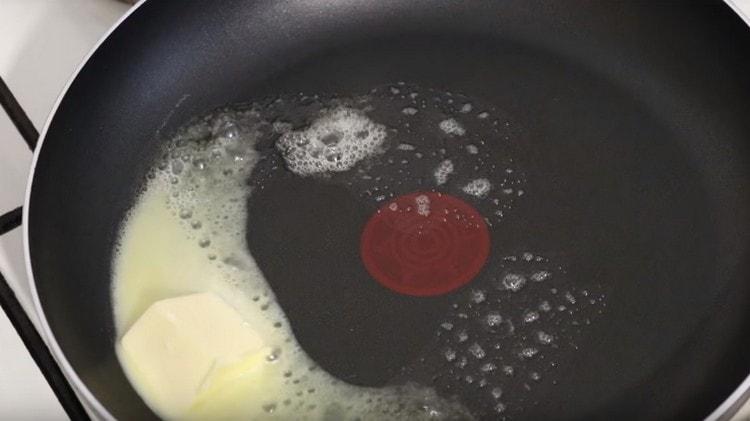 Topiți untul într-o tigaie.