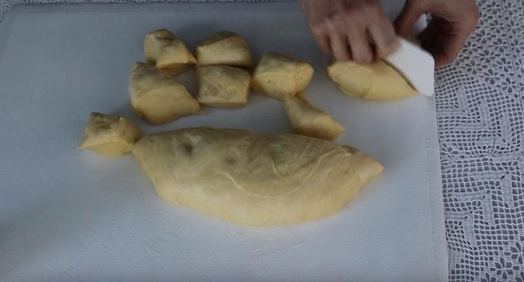Zdrobim aluatul și împărțim în bucăți porționate.