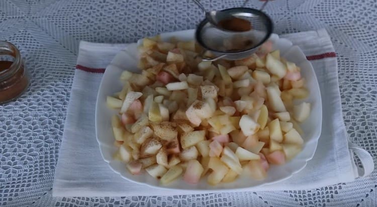 Adăugați scorțișoară în mere.