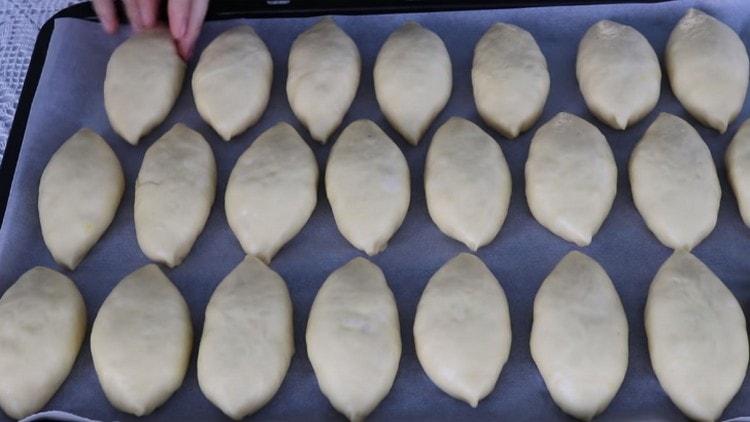 Formăm plăcinte, punem pe o foaie de copt.