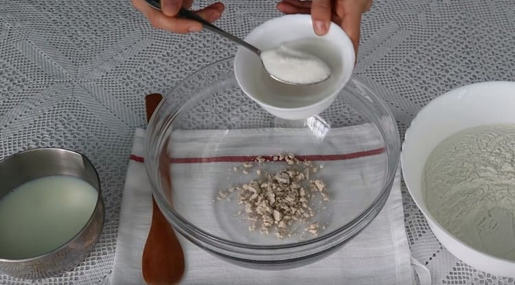 Adăugați zahăr în drojdie.