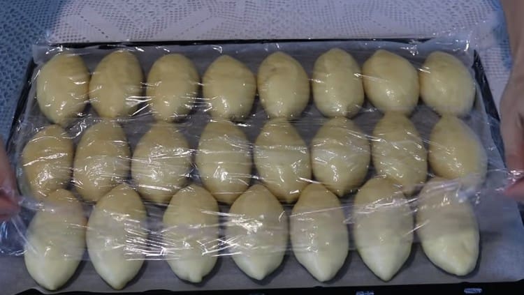 Trebuie să acoperiți plăcintele cu un film și să le lași să vină puțin direct pe foaia de copt.