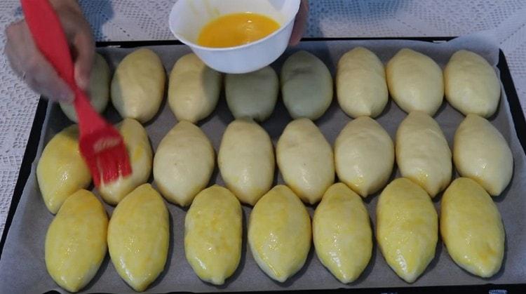 Înainte de a trimite plăcintele în cuptor, trebuie să fie uns cu gălbenușuri bătute.