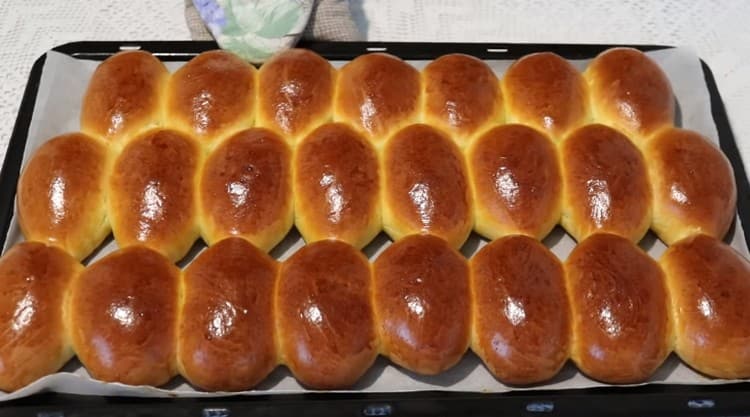 Prajiturile placute cu mere sunt gata!