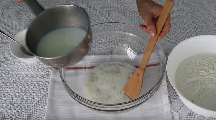 Se adaugă laptele cald, se amestecă masa.