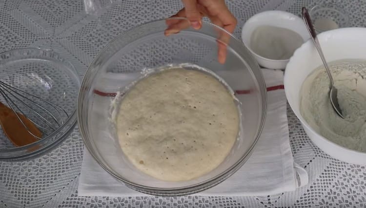 Peste o oră și jumătate, o pălărie se va ridica pe un aluat.