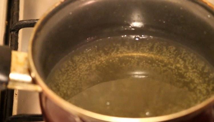 Koblihy budou smažené v horkém rostlinném oleji.