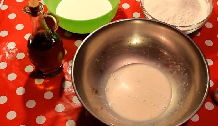 Přidejte sůl, promíchejte a nechte hmotu chvíli stát.