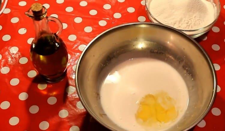 Přidejte zbývající mléko a vejce.